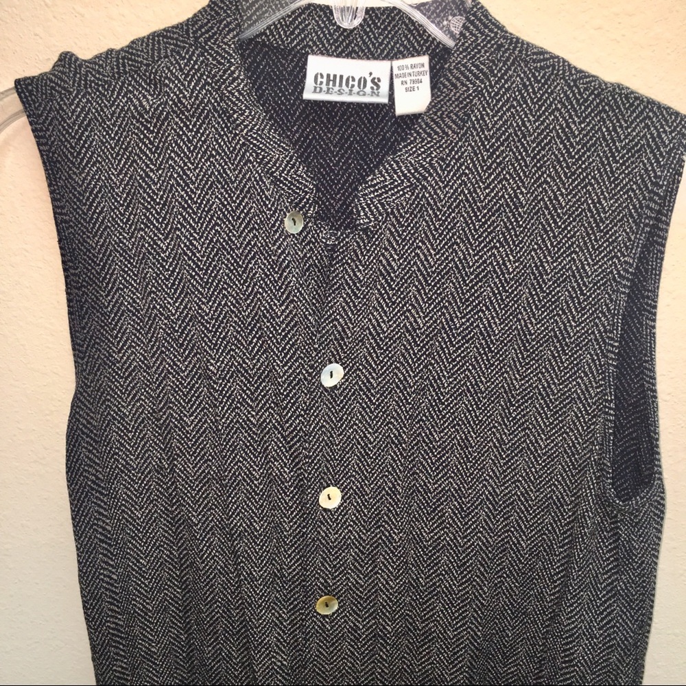 CHICO’S DESIGN Sleeveless Button Up Top